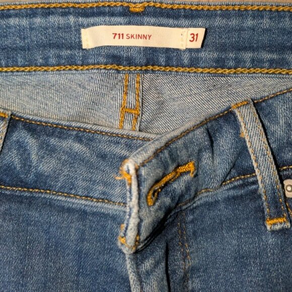 Levis 711 Skinny Distressed Capri Jeans - Size 31 - Medium Blue Wash - Picture 4 of 5